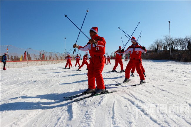 12月25日,荣耀小伙伴勇闯丰源必捷滑雪场全纪录!