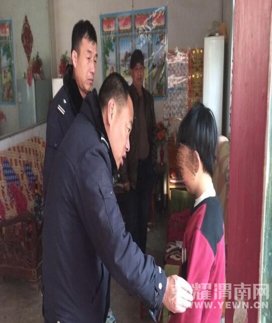 11岁娃娃不上学整天玩手机,家人束手无策只能