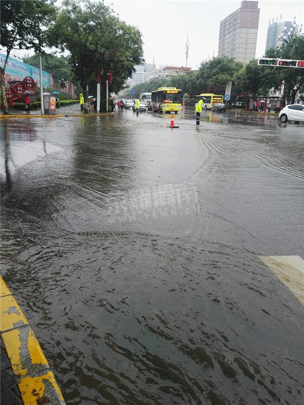 听说渭南的天被人捅了个大窟窿,倾盆大雨将城市洗了个