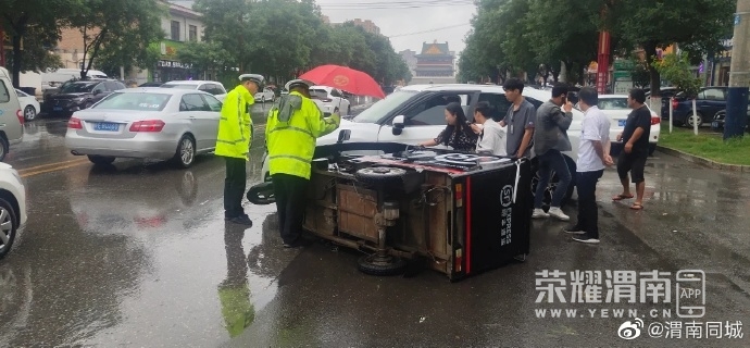 渭南街头快递三轮车与小车相撞,快递小哥被三轮车卡住.