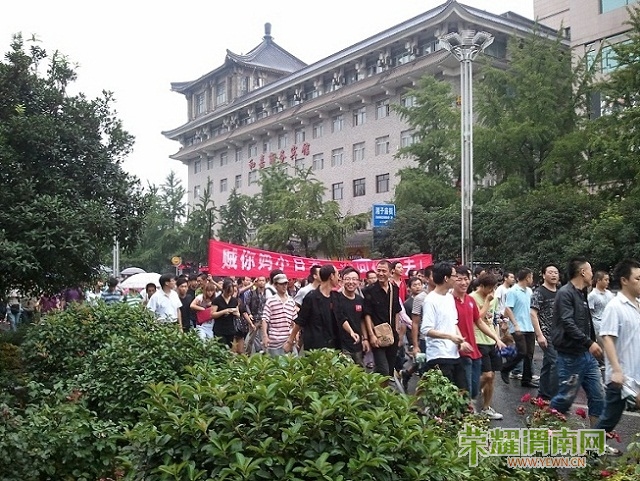 1907246zw8q16g2q4w4h83.jpg