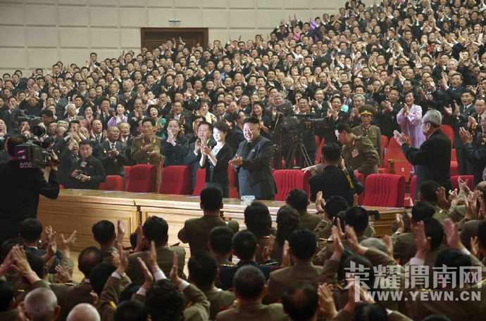 2014��5��20�ճ����쵼�˽�����Я������ѩ����425�Ļ��ݹۿ�ĵ�������ŵı���ʱ�������ơ�.jpg