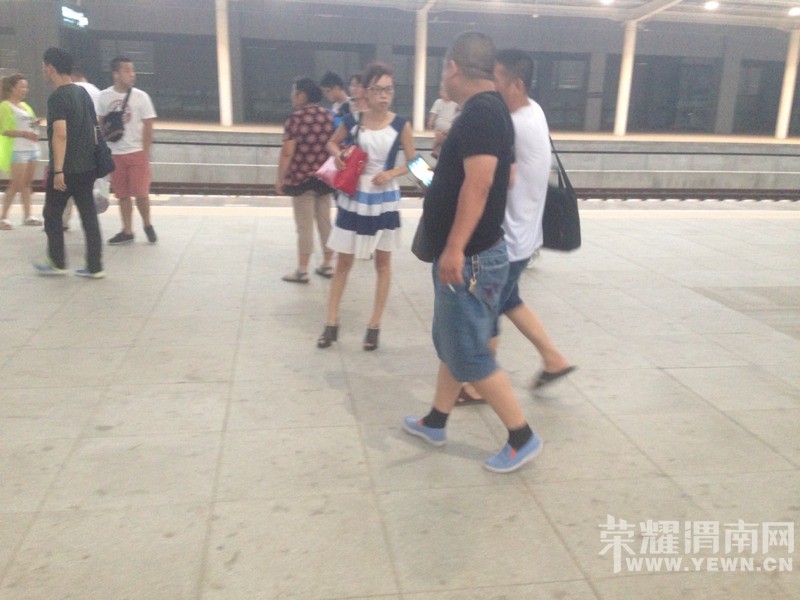 �ڻ�ϱ�վ̨���̵ĸ��ǣ�����ȥ��۸���վ̨���̰ɣ�