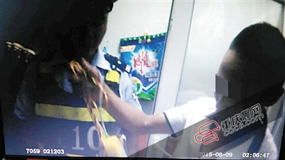 С��Ϊ���ֻ���ҹ�������¥���ھӼ�(ͼ)