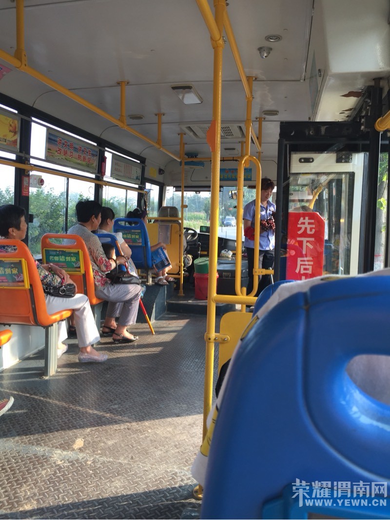 11·����˾����һ��·�³���ժ���ѡ������ϳ˿Ͷ������ˣ�