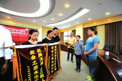 �ɶ���ˮ���硱�������˺��Լ��������ؽ�����