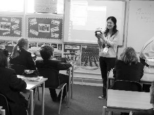 �Ͼ���ѧŮ��ʦ��ȥӢ��ִ�� �̺��ﻹ�̹㳡��