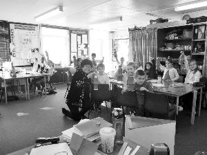 �Ͼ���ѧŮ��ʦ��ȥӢ��ִ�� �̺��ﻹ�̹㳡��