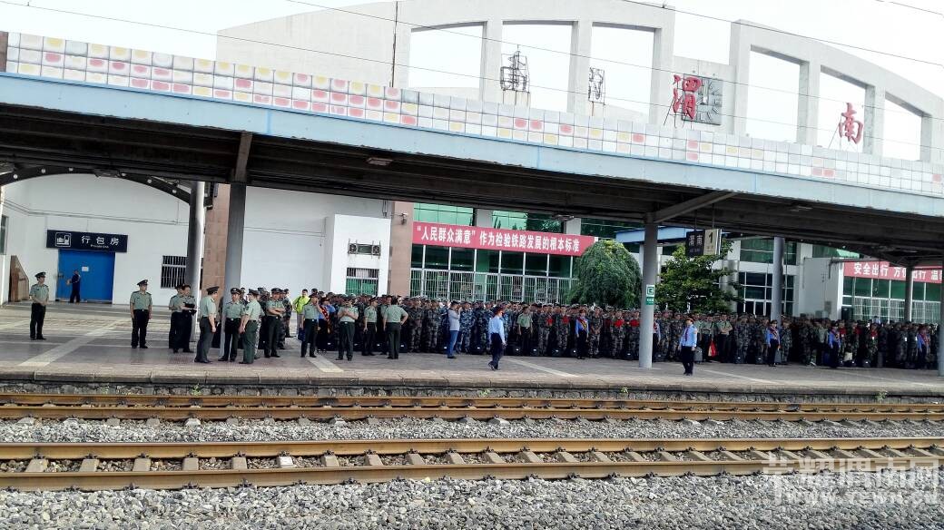 μ�ϻ�վ���±���ÿ���˶��дӾ���~