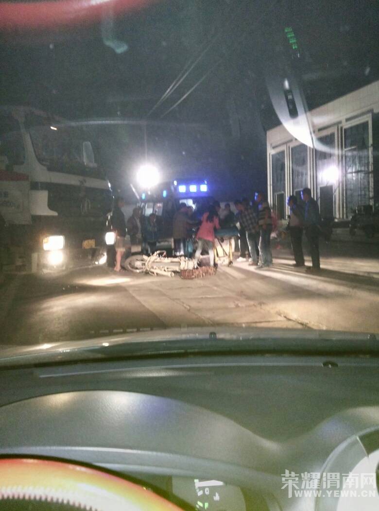μ����·����վ���ߣ��ڷṫ˾�ſڻ������ó���Ħ��ײ��