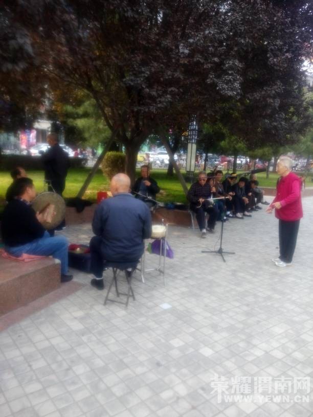 ����·���㳡������һλ�׷��ԲԵĿ������ڳ�����