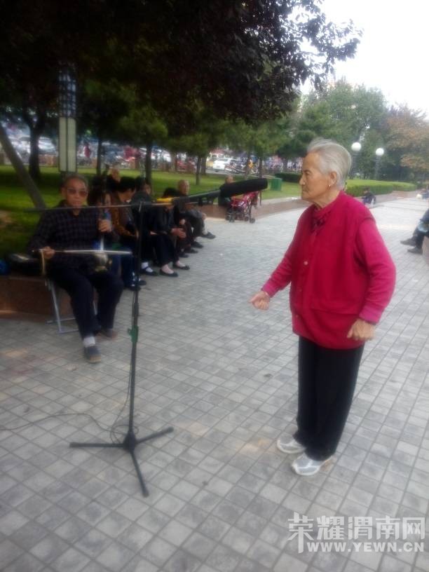 ����·���㳡������һλ�׷��ԲԵĿ������ڳ�����