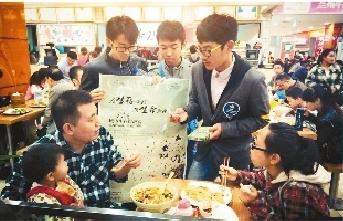 ѧ��1ԪǮ��ս�������� ��׬�ֽ��������ͬѧ