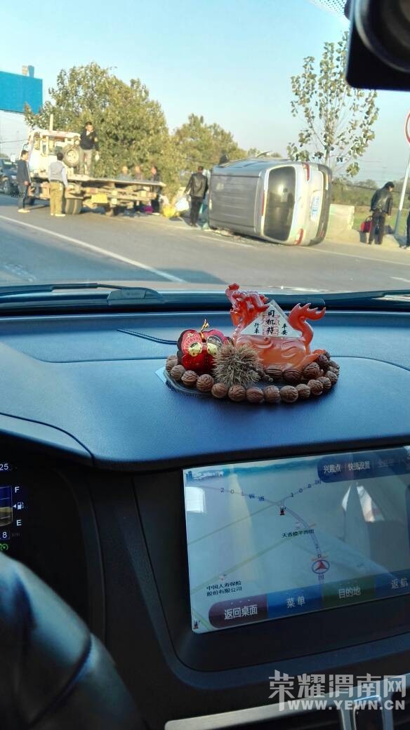 ���ж���·�ڷ���һ�𳵻����˺���û�£�