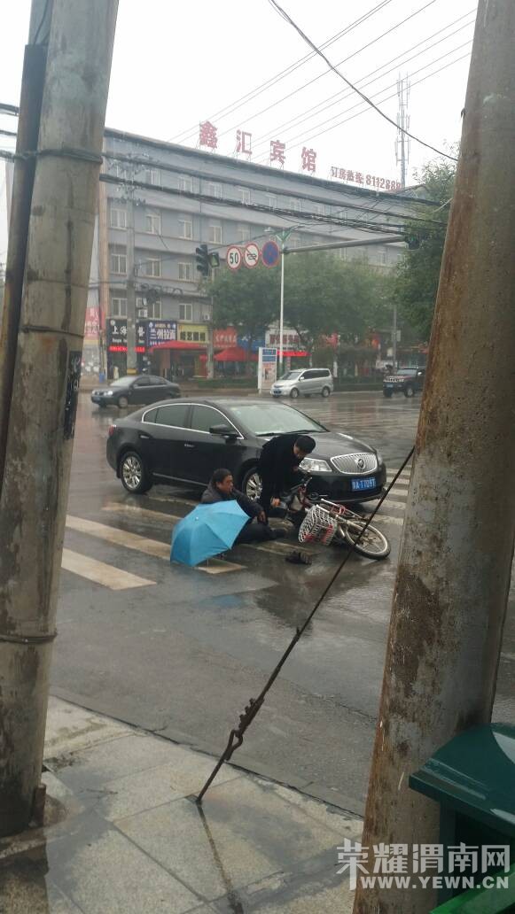 ��������Ż�·ʮ�����Ϸ���һС���͵綯��ײ����