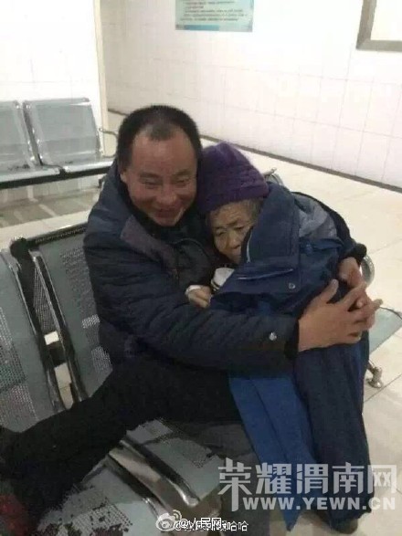 ����һ���Ӵ���ĸ��ҽ Ϊ��ů���䱧�뻳��(ͼ)