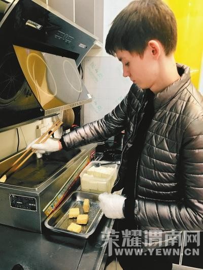 ����˹С��Ϊ׷�й�Ů��  ��������ѧ��������