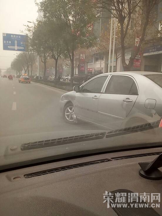 ������������·�����ſڣ�һ������ֻ�����ߣ�����ȥ��
