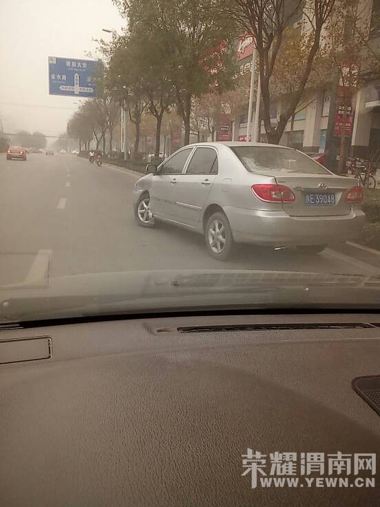 ������������·�����ſڣ�һ������ֻ�����ߣ�����ȥ��