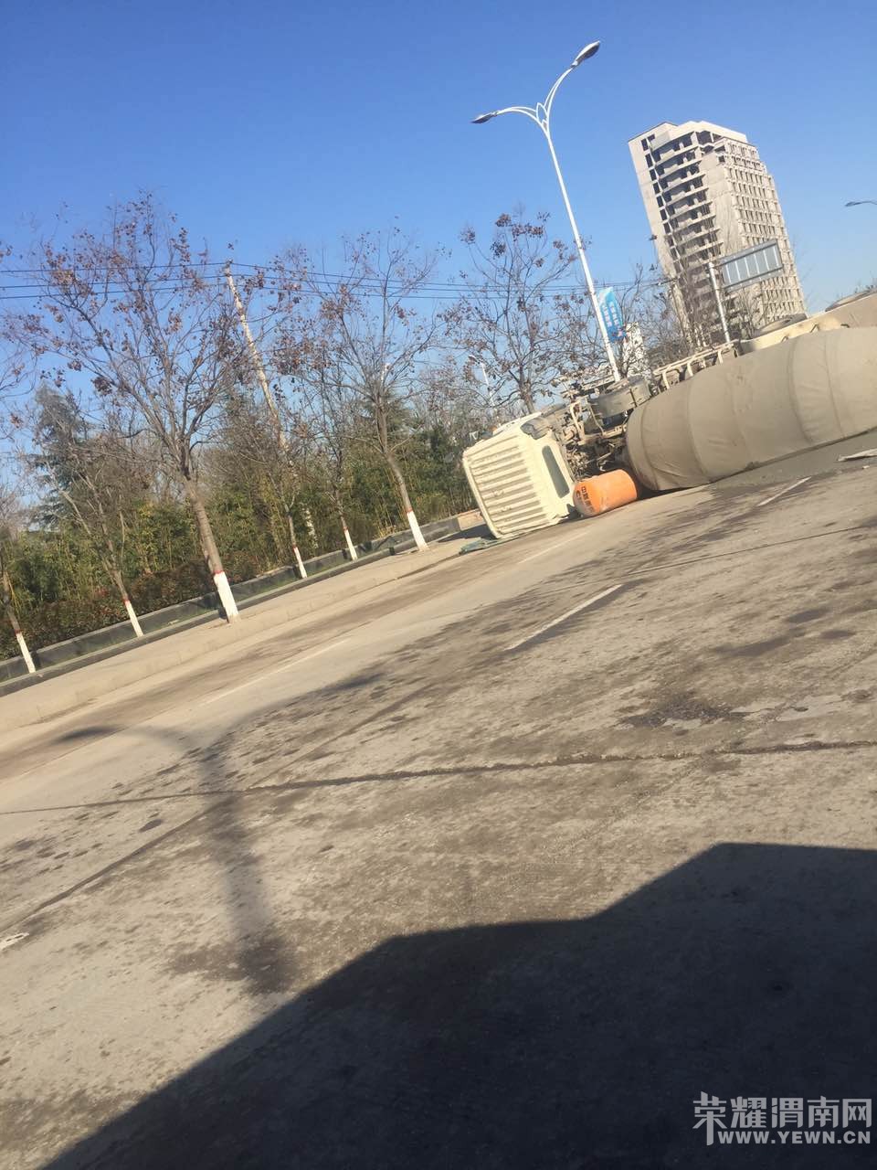 ������ת����100�ף�һˮ��޳������෭������Ա����