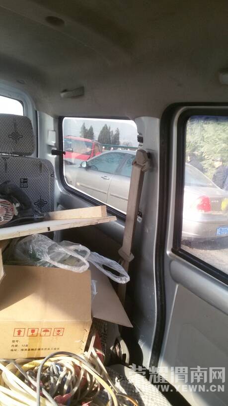 ��β������ӭͷ��ײ����ɫ�������������أ�����