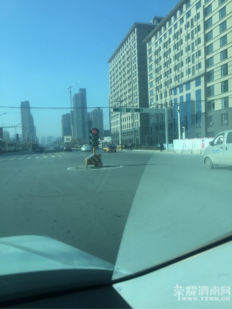 ����·������·ʮ��·�ڵĺ��̵ƣ��뽻�����ž��촦��һ�°�