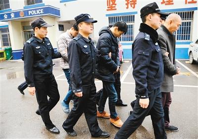 ��ѧ����Ů���Ѻ��뷵У  �����Ҽ�ְ������
