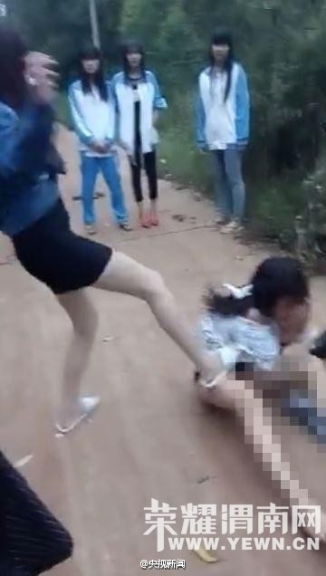 ����һ��15����Ů����ΧŹ ����������Ƶ(ͼ)