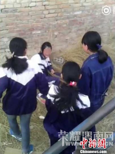 ���ຣһ��Ů��������ͬѧȺŹ �ٷ�:�����ƴ���