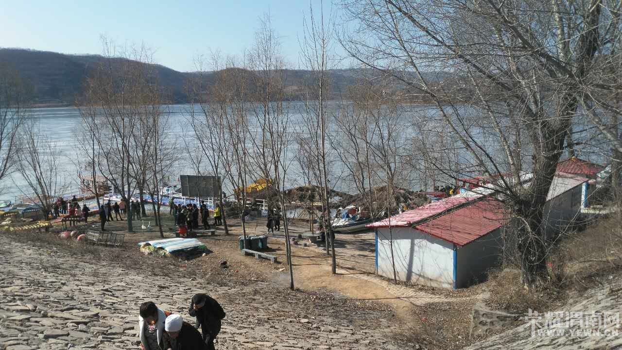 �����һ�����԰�ˮ����һ�ߵı���