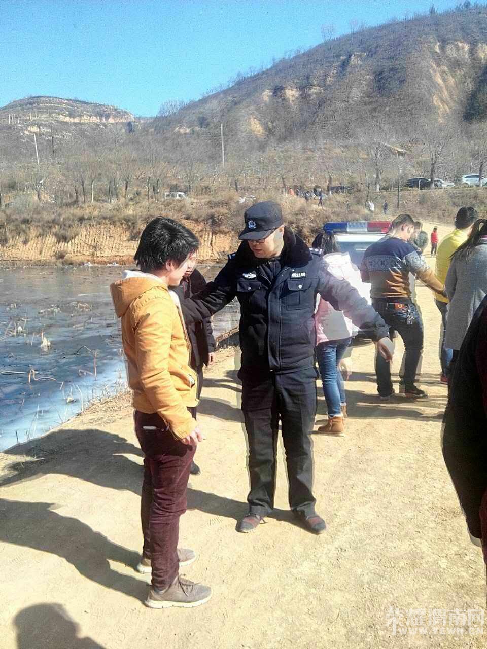 �����һ�����԰�ˮ����һ�ߵı���