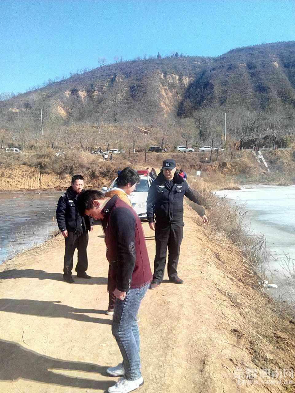 �����һ�����԰�ˮ����һ�ߵı���