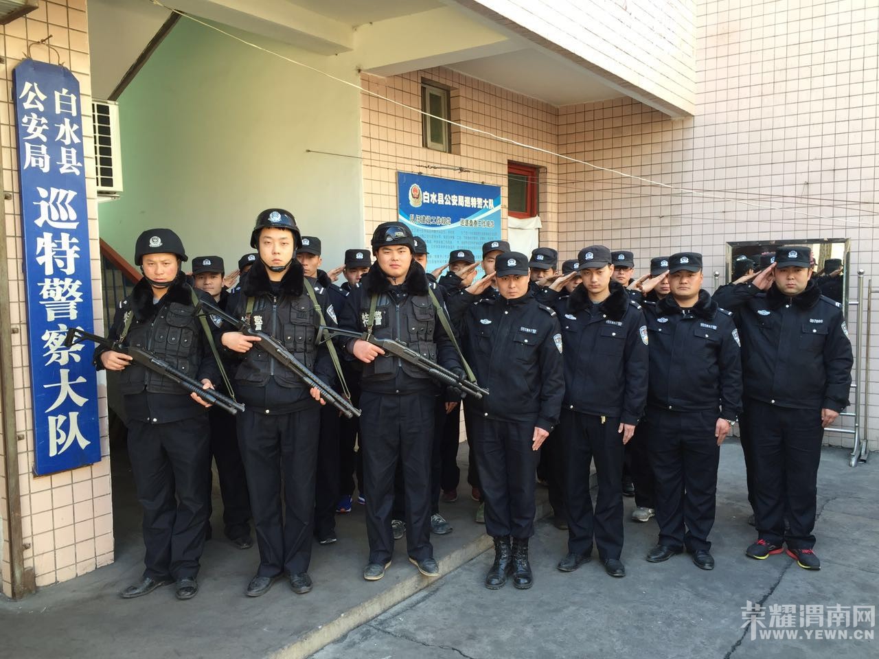 �����һ�����԰�ˮ����һ�ߵı���