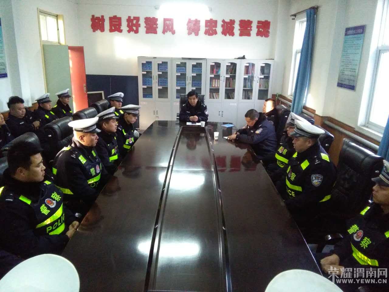 �����һ�����԰�ˮ����һ�ߵı���