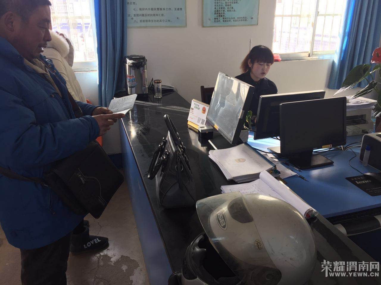 �����һ�����԰�ˮ����һ�ߵı���