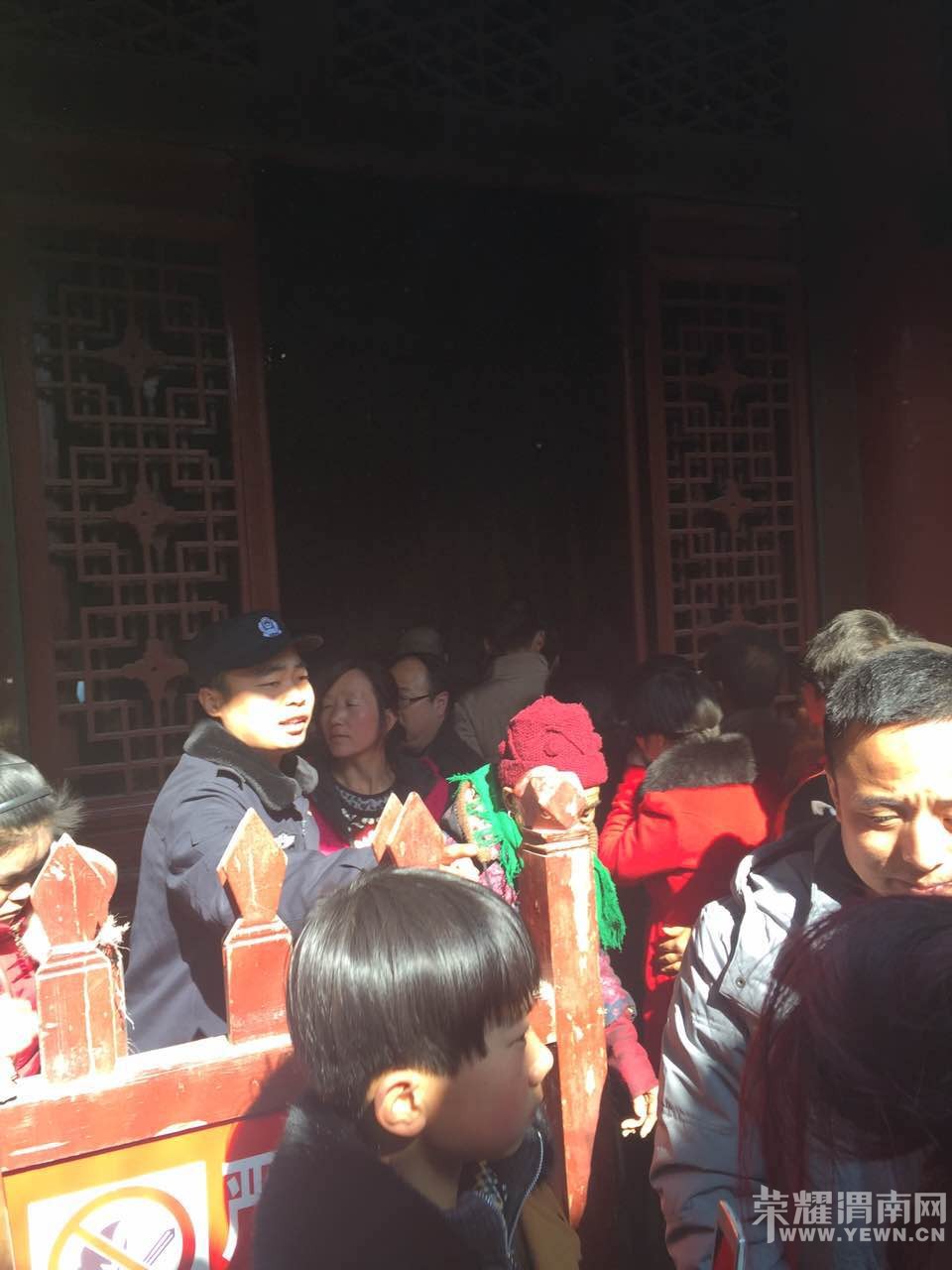 �����һ�����԰�ˮ����һ�ߵı���