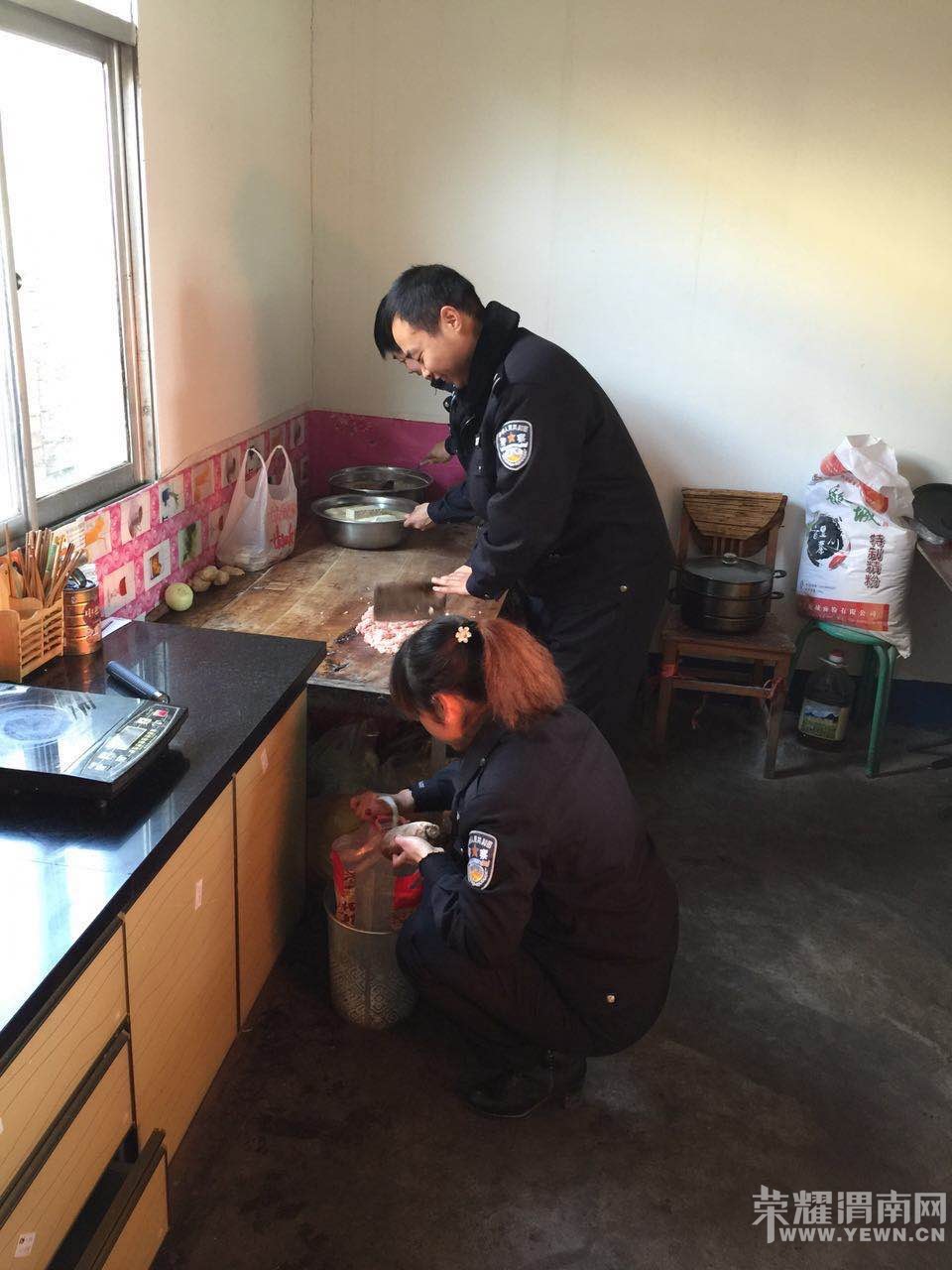 �����һ�����԰�ˮ����һ�ߵı���