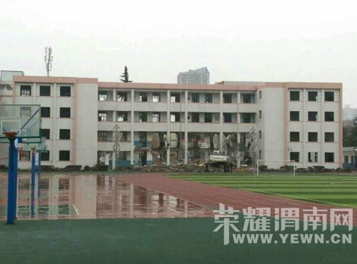 ǰ��·��ѧ�ѱ��һƬ���棿��������ʲô���ࣿ