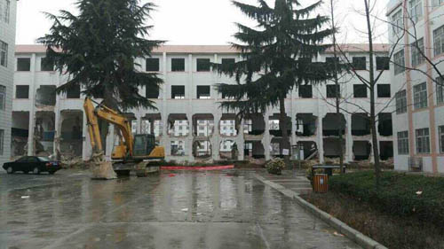 ǰ��·��ѧ�ѱ��һƬ���棿��������ʲô���ࣿ