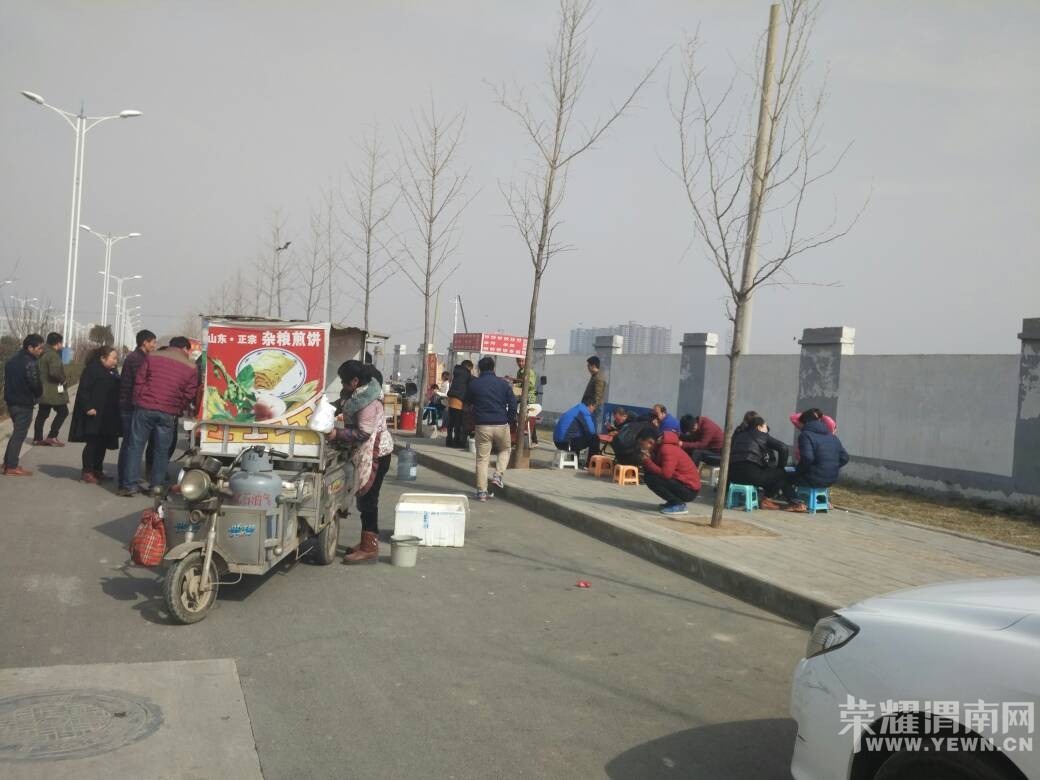 ʯȪ·�㰲�������棬С���Ұ��ҷţ�������������·�г���