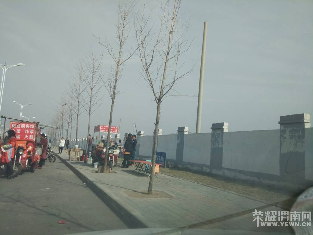 ʯȪ·�㰲�������棬С���Ұ��ҷţ�������������·�г���