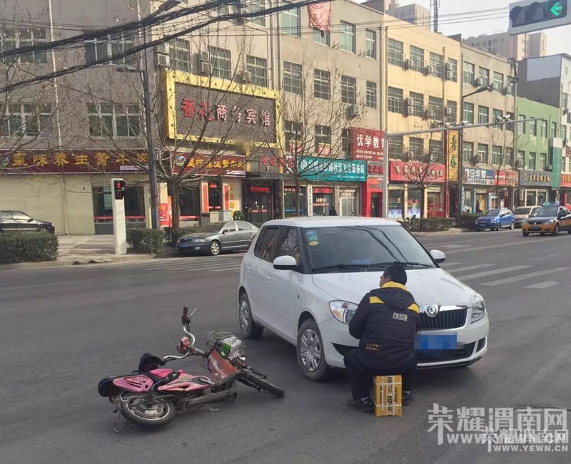 ����·���Ͼ�·�ڵ綯����С��ײ�ˡ���