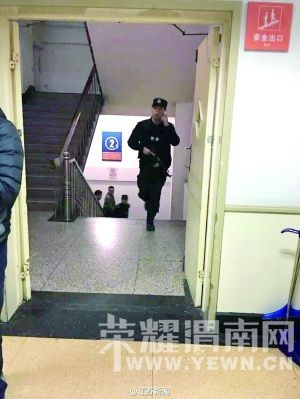 ���ӽٳ�Ů��ʿʮ���ӱ�Ȱ�� ����Χ������(ͼ)