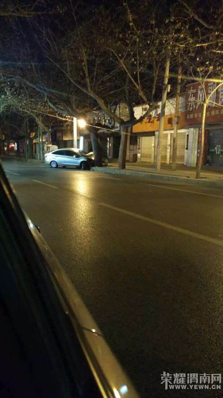 �����ڶ���֣�һ��С����һ������ײ~~��ͼ��