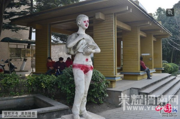 �ɶ�"����ѧ��"ʯ������ī  �紩"�����"(ͼ)