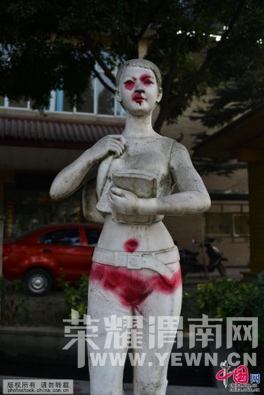 �ɶ�"����ѧ��"ʯ������ī  �紩"�����"(ͼ)