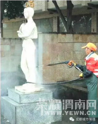 �ɶ�"����ѧ��"ʯ������ī  �紩"�����"(ͼ)