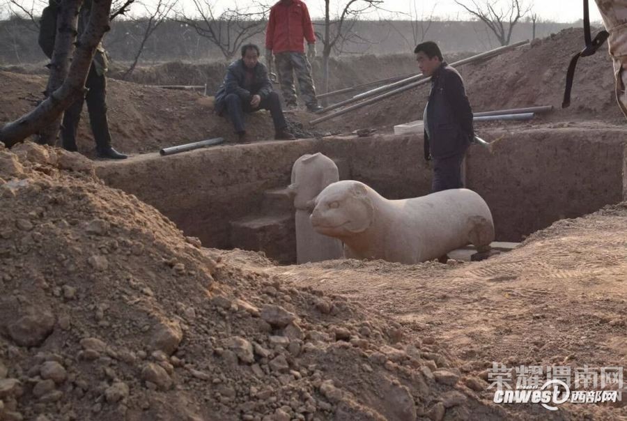 ��������ǰ����һ��ʯ�� �������ֱ����ѵ�Ȼ�޴�