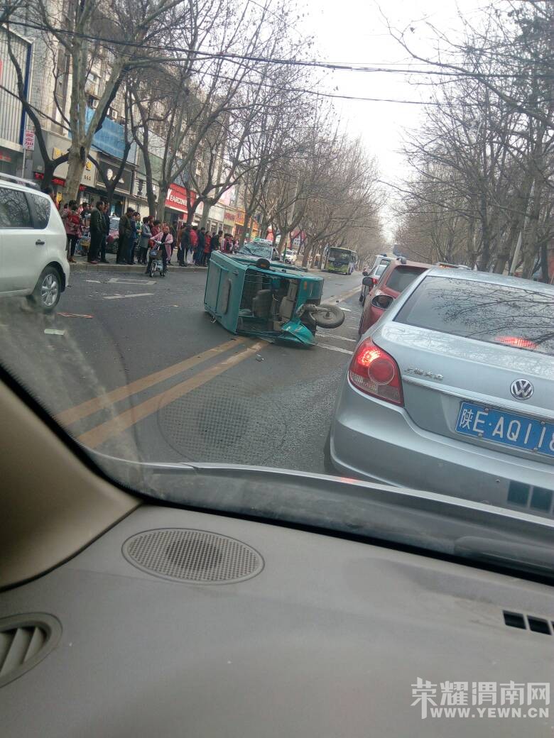 ����ֻ������ſڣ�һ�綯���ֳ���ײ���ϣ�·����Ѫ��