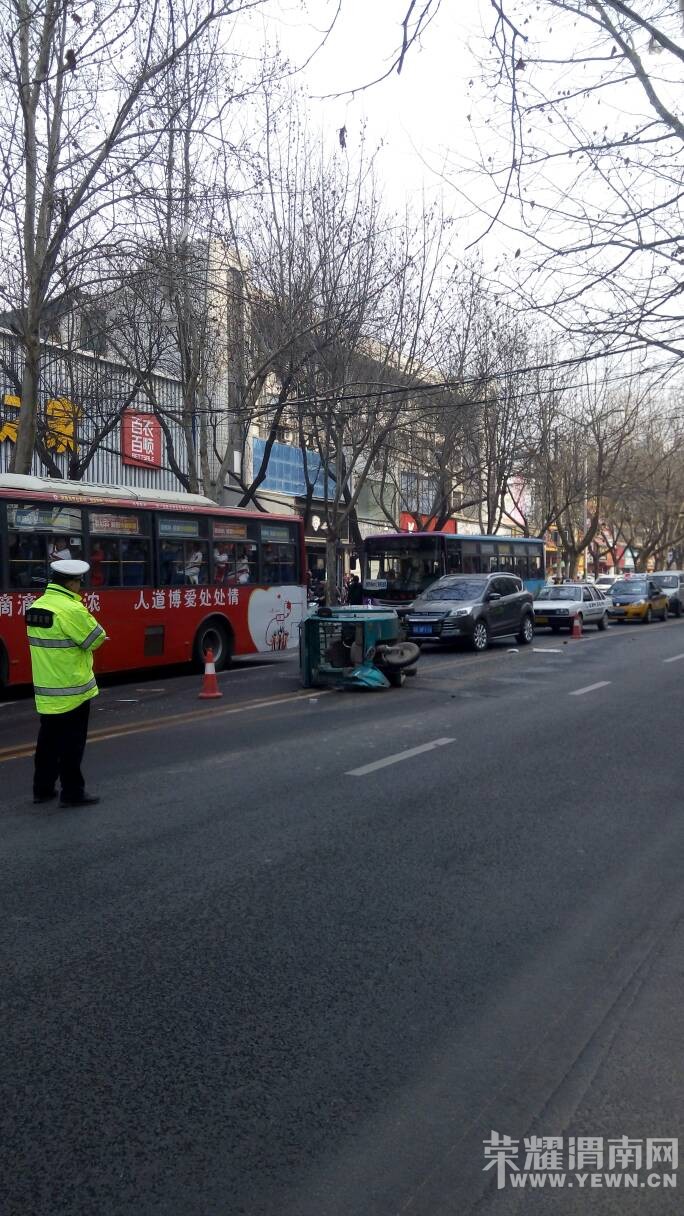 ����ֺ���֮����ǰ��һ�綯���ֳ���ײ����Ŀȫ�ǣ���ͼ��